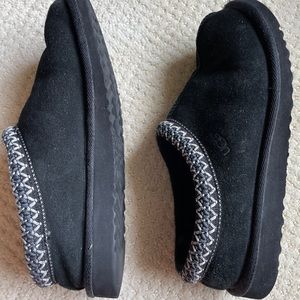 Black women’s size 7 UGG slippers